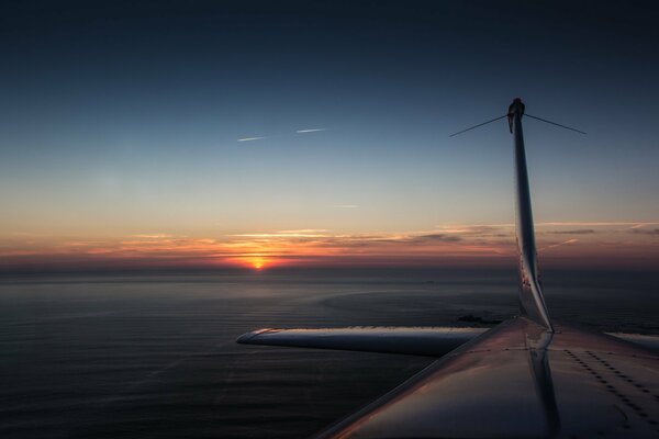 L avion survole les nuages vers l est