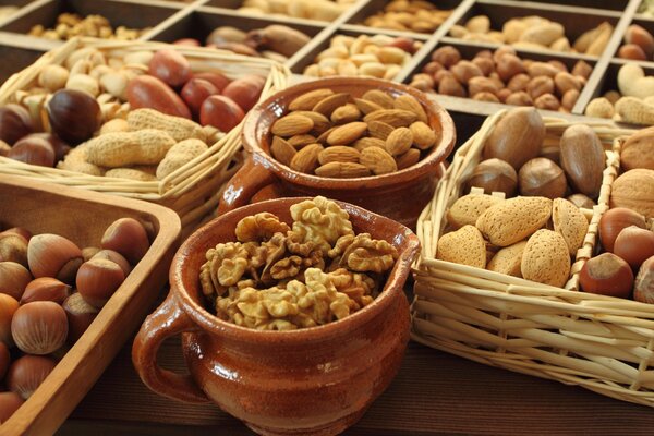 Assortiment de noix dans un panier et des pots