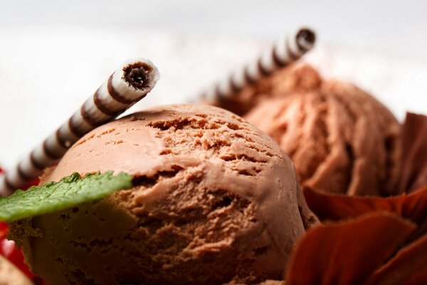 Bolas de helado de chocolate con tubos