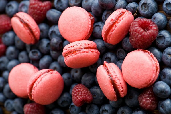 Pâtes lumineuses aux framboises et aux bleuets. Fond d écran de bureau