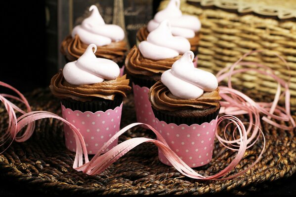 Beaux cupcakes au chocolat avec de la crème. Écoute