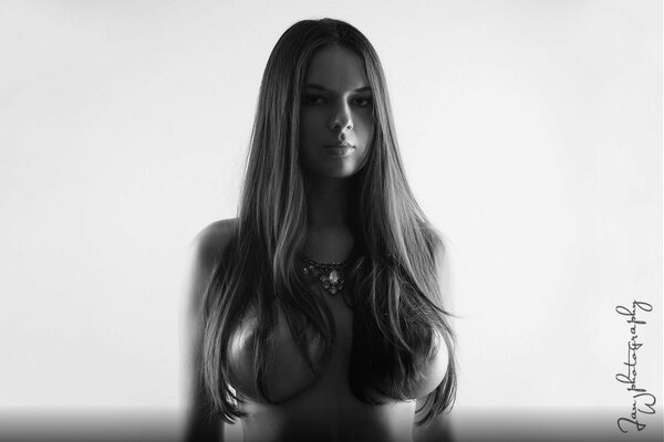 Chica joven con pechos curvilíneos foto en blanco y negro