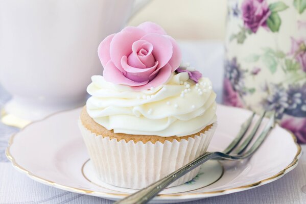 Pour le dessert, un gâteau à la crème et à la rose