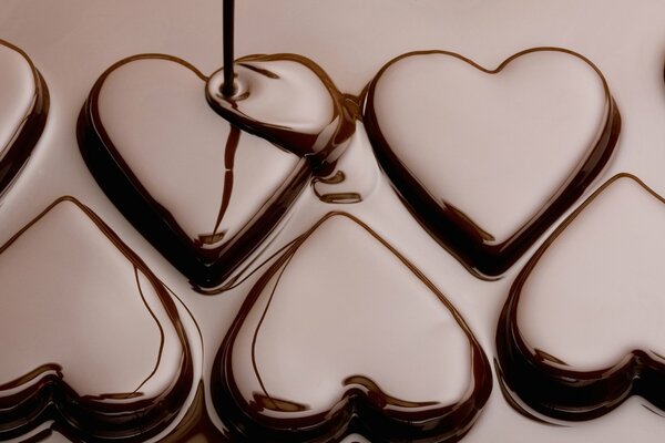 Remplissage de bonbons au chocolat en forme de coeur