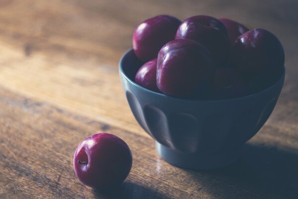 Still life mele rosse su un piatto