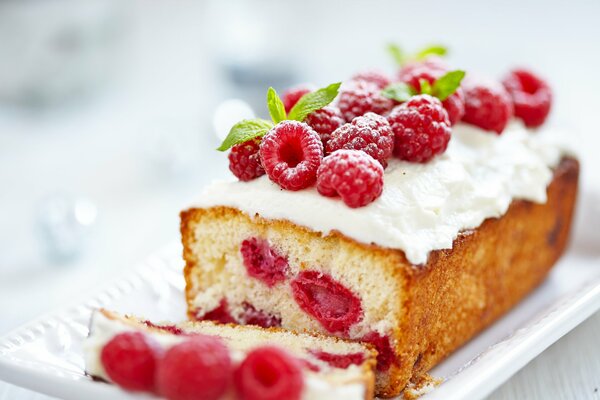 Sanfter Kuchen mit Himbeercreme und Puderzucker