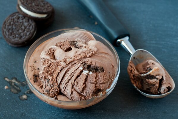 Chocolate ice cream with oreo cookies in a transparent plate