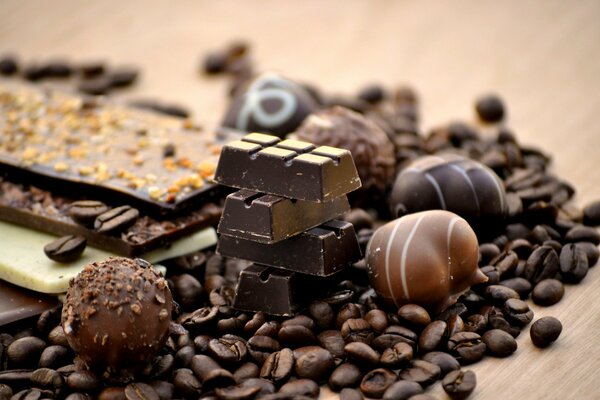 Bonbons au chocolat sur les grains de café