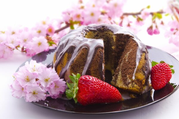 Schokoladenkuchen auf einem Teller mit Erdbeeren