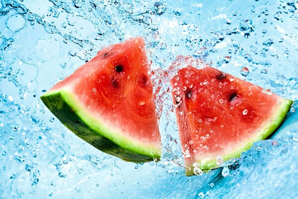 Wassermelone. Frischegrad. wassermelone im Wasser. sommer Essen Foto