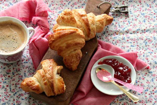 Croissants farcis au petit déjeuner