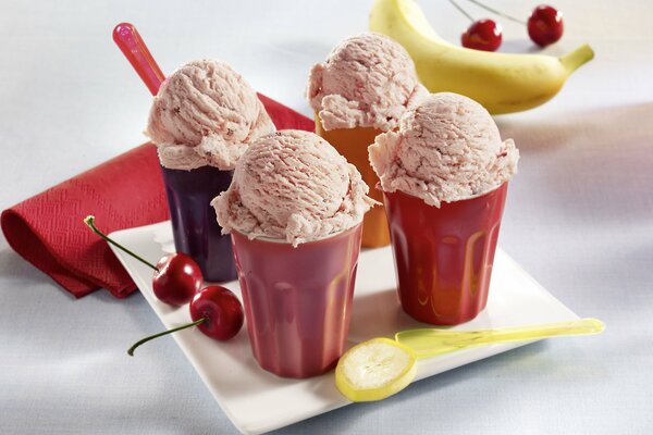 Helado en un vaso con cerezas