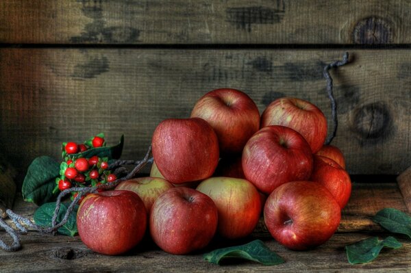 Naturaleza muerta con manzanas rojas y verdes