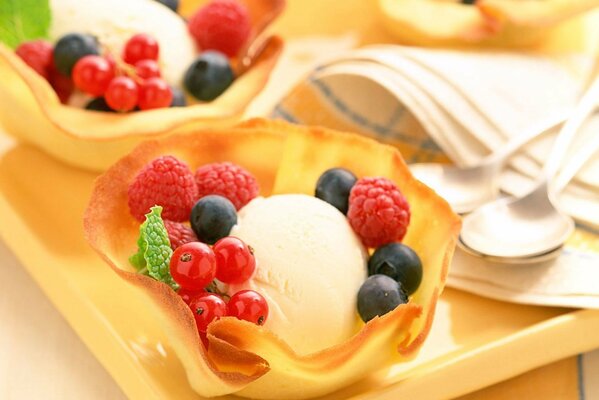 Postre de helado con bayas en un plato de galletas