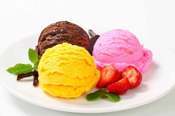 Gałki lodów różne truskawki na deser