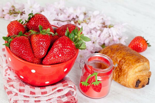 Plato de fresas y croissant de chocolate