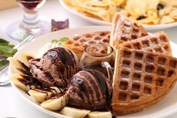 Deliciosos waffles con helado de plátano y chocolate