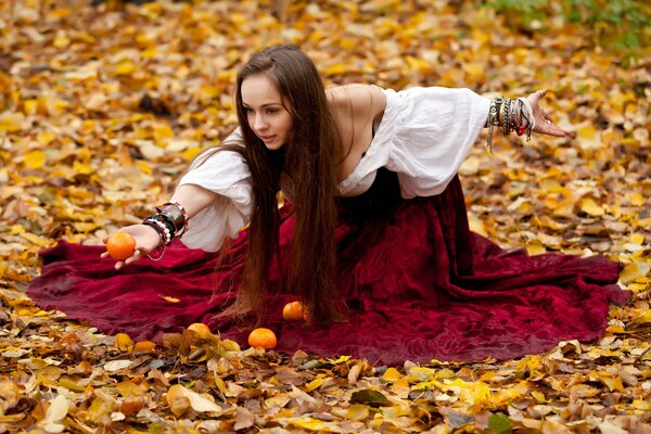 L automne est venu et la fille recueille les mandarines