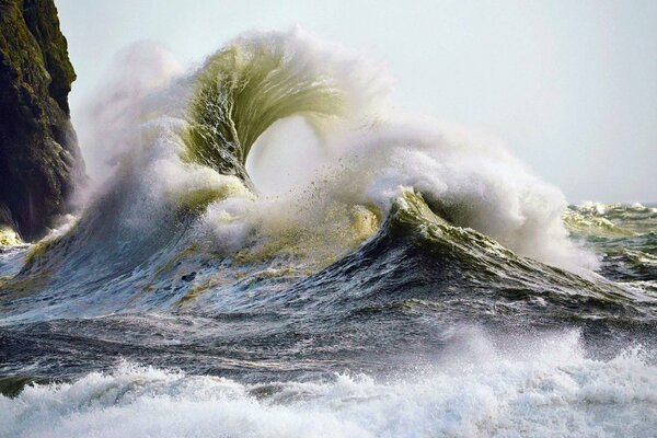 Tormenta en el mar en las rocas