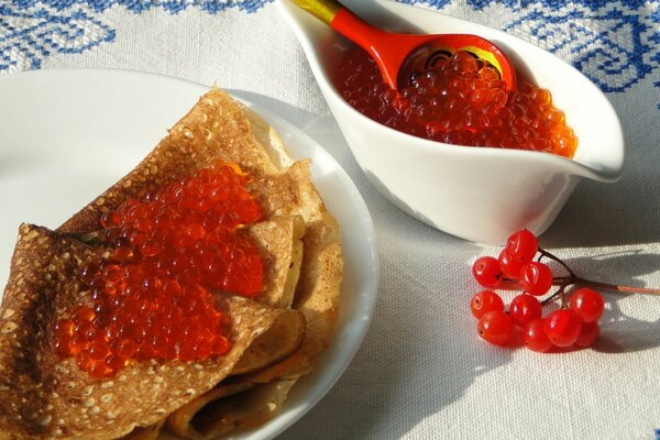 Plato de panqueques de caviar rojo