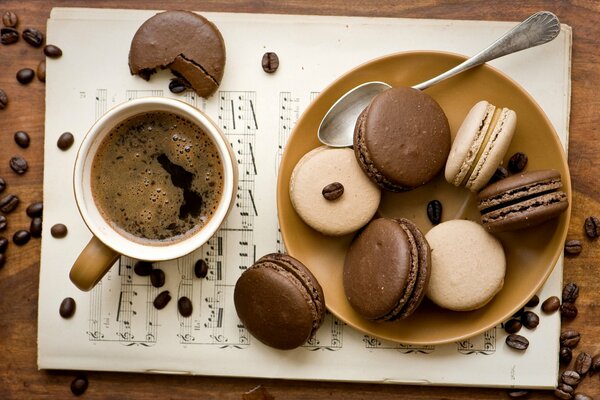 Desayuno café y macarrones en un plato