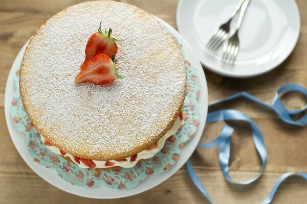 Käsekuchen mit Erdbeeren auf einem schönen Gericht