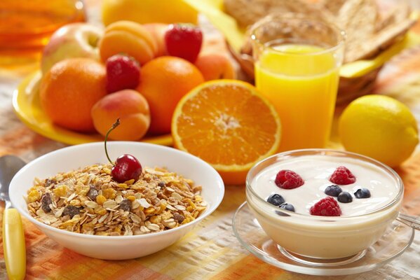 Cereali con frutti di bosco e frutta per colazione