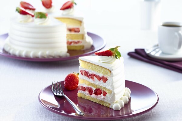 Fetta di tenero dessert alla fragola su un piatto