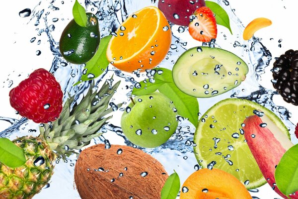 Diferentes frutas y bayas bajo el chorro de agua
