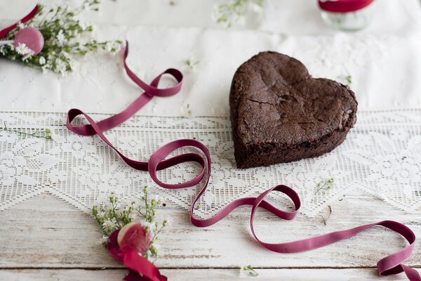 Шоколадное пирожное сердце и розовая ленточка