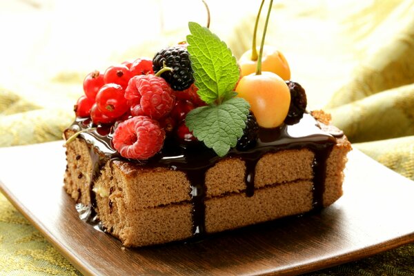 Photo d un gâteau dans un glaçage au chocolat avec des baies