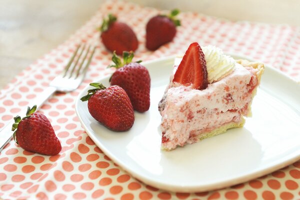 Délicieux gâteau à la crème et aux fraises sur une assiette