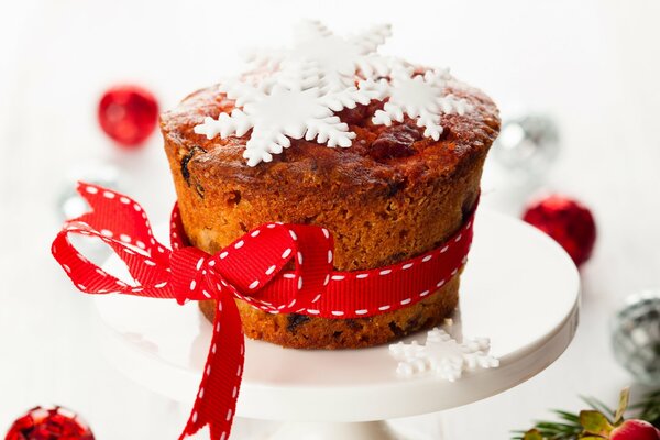 Weihnachtskuchen mit Schneeflocken verziert