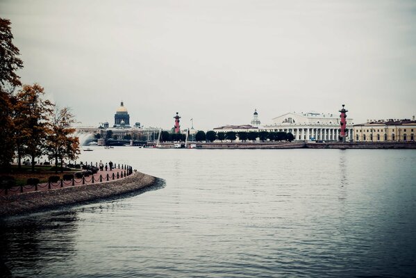 Место в Санкт-Петербурге, где расположены стрелы