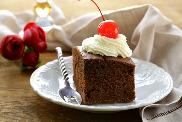 Kirsche auf einem Stück Kuchen