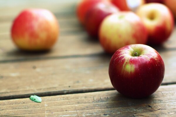 Manzana jugosa en el tablero