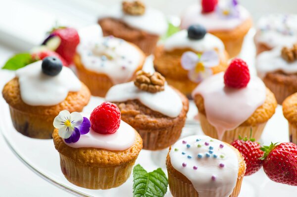 Süße Desserts mit Erdbeeren und Zuckerguss