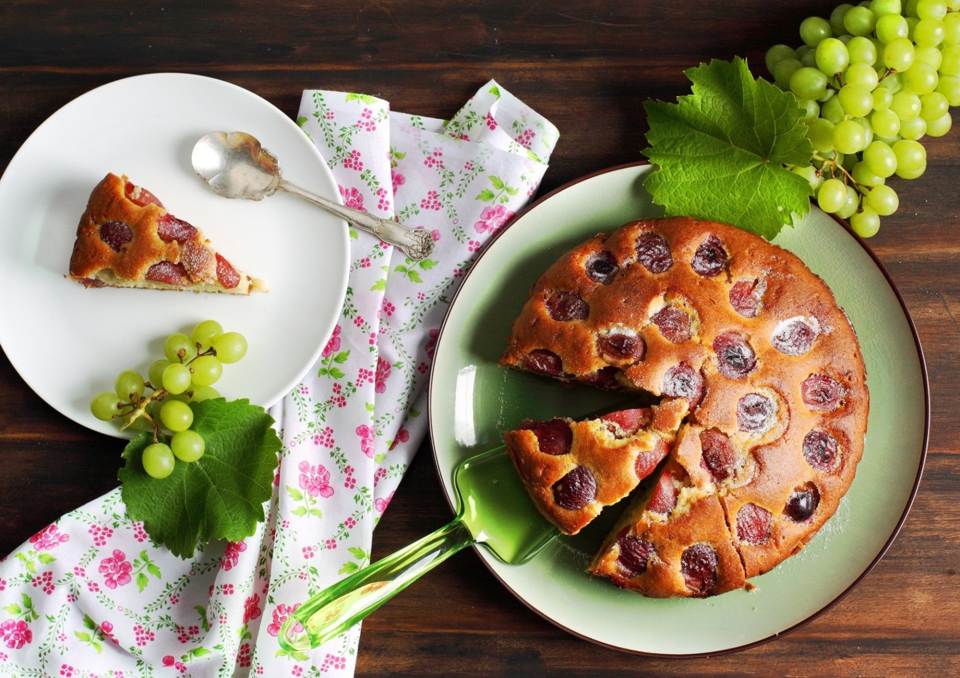 ciasto winogrona muffin pieczenie deser jedzenie danie talerz łyżka łopatka