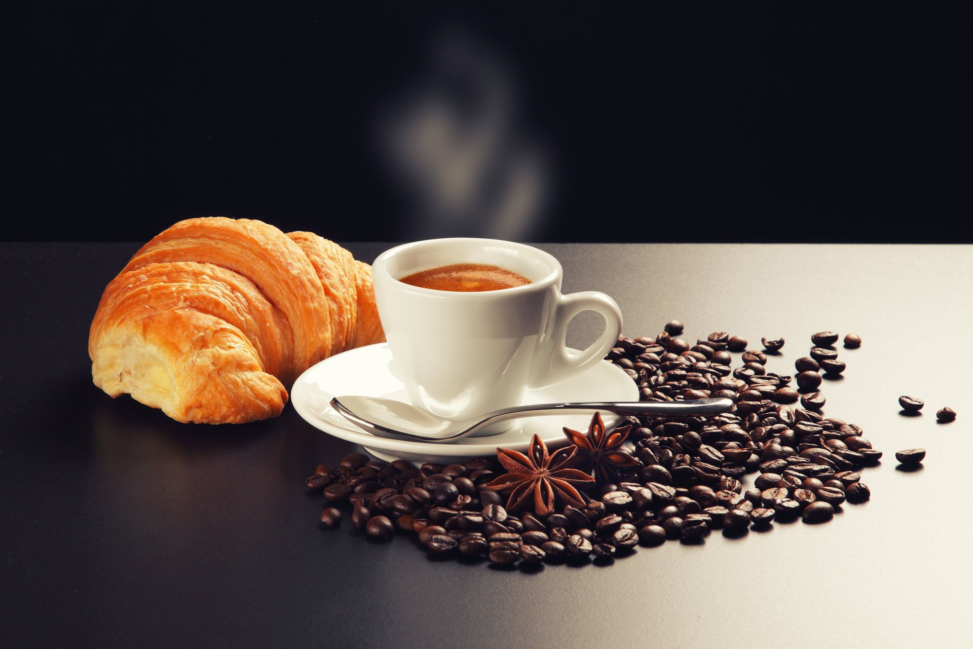 piattino caffè fumo cucchiaio cappuccino schiuma tavolo croissant anice stellato cannella