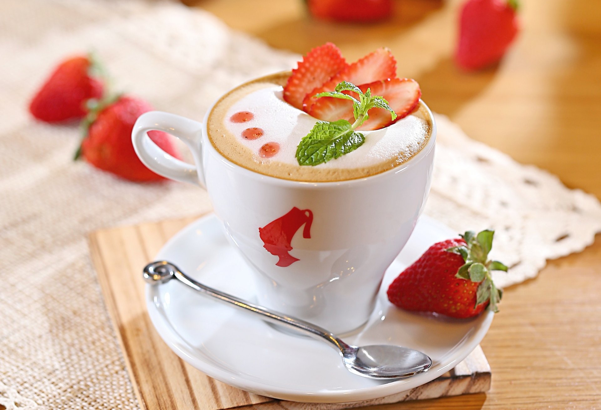 cappuccino café boisson lait mousse fraise baies tasse soucoupe cuillère