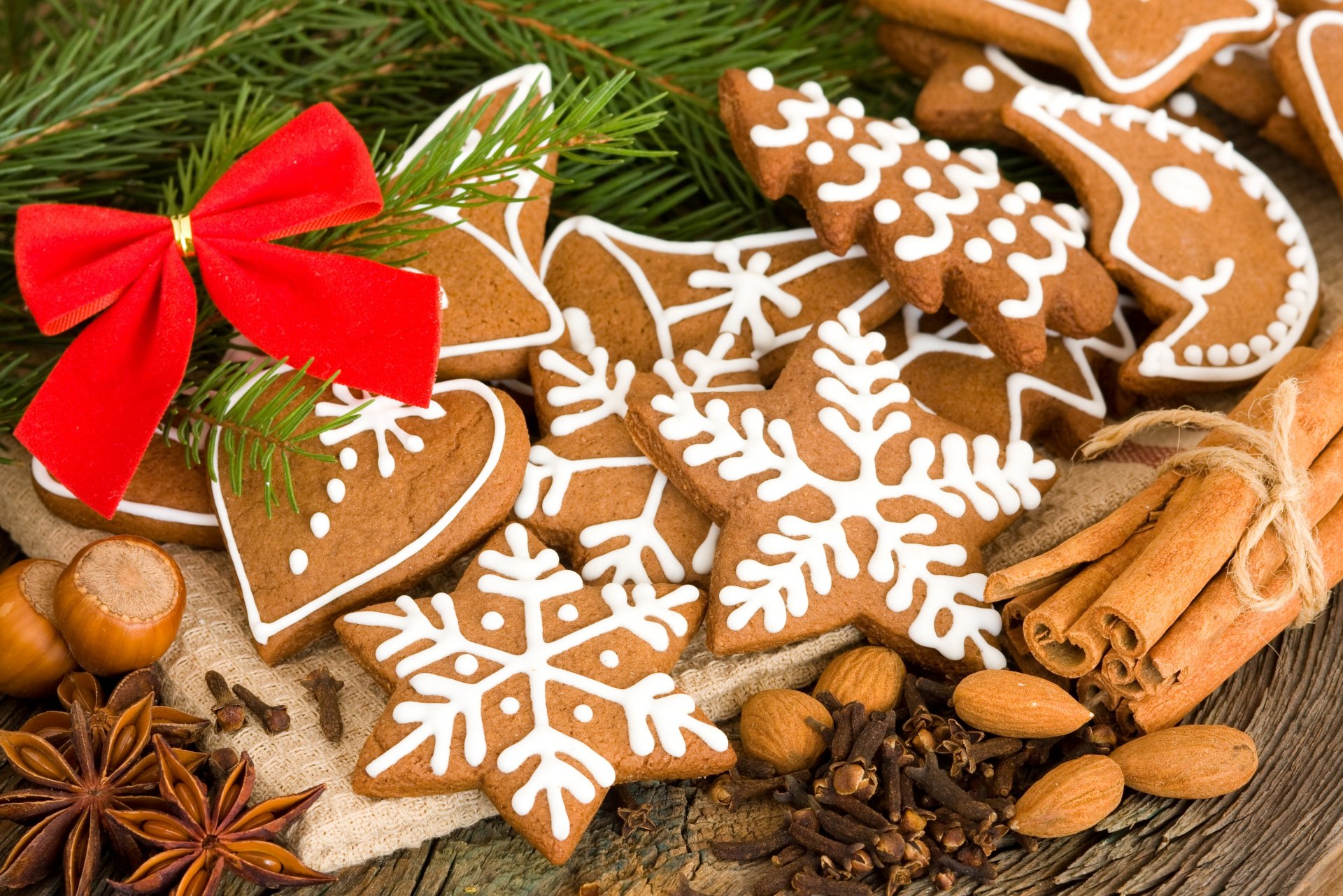 año nuevo galletas figuras copos de nieve estrellas corazón mes hornear postre abeto rama arco nueces canela anís clavo especias mesa