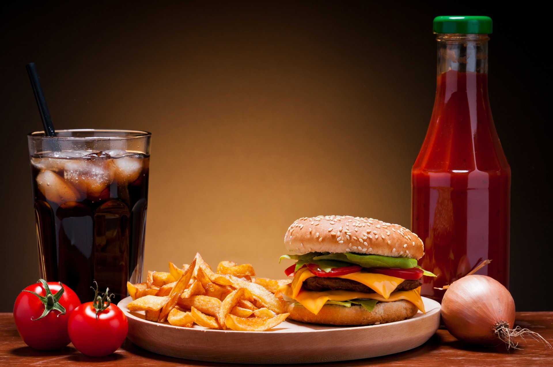 ziemniaki frytki coca-cola lód hamburger bułka sezam warzywa pomidory cebula kotlet ser ketchup fast food produkty instant