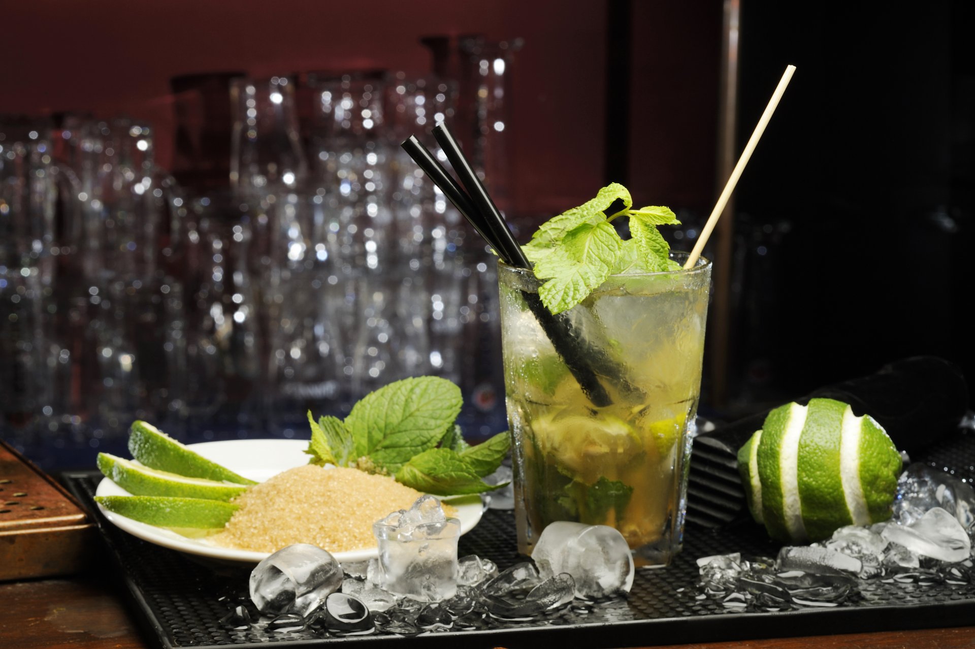 cocktail mojito bevanda lime ghiaccio menta zucchero bicchiere