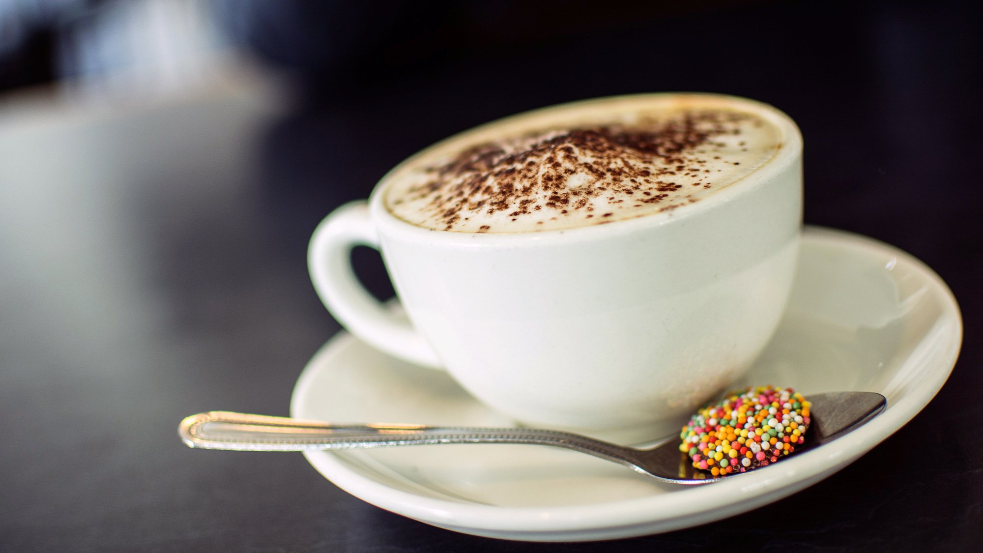 cappuccino schaum schokolade milch kaffee tasse untertasse löffel süßigkeit