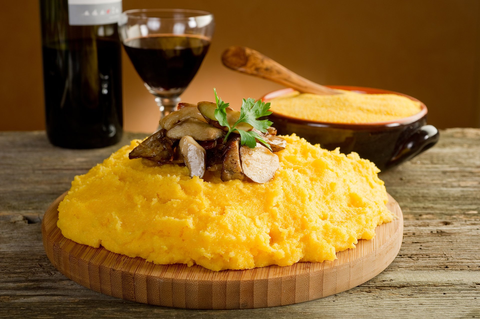 tafel milch tokan fleisch grün weinglas wein rot