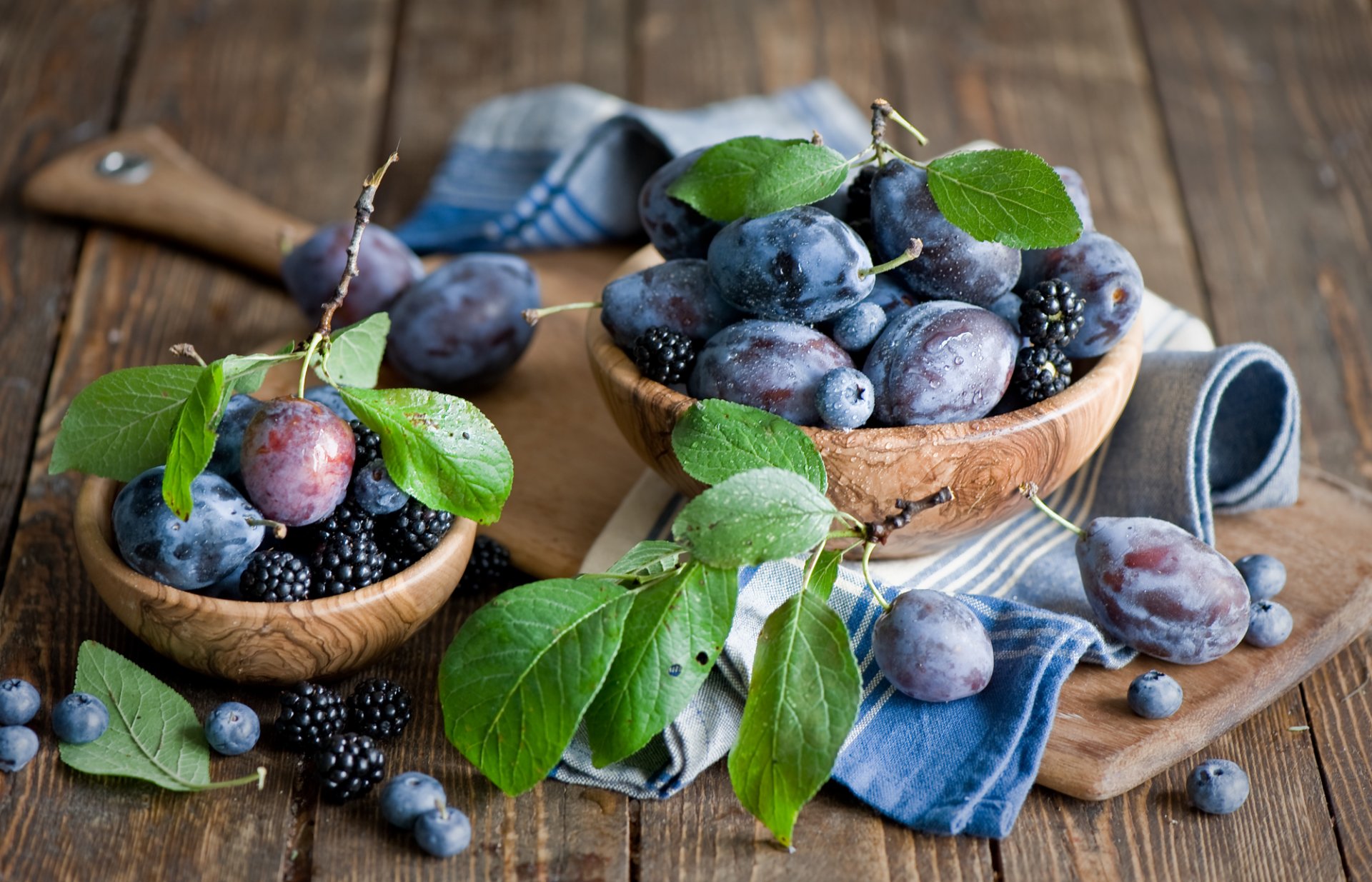 prunes mûres myrtilles baies fruits feuilles planche vaisselle en bois nature morte anna verdina