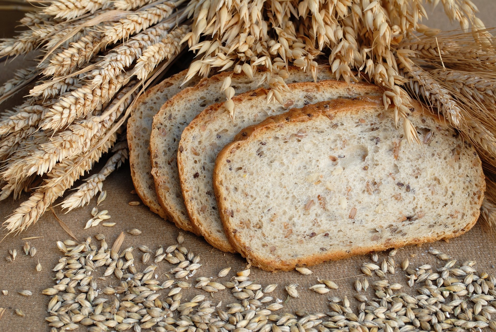 tavolo pane fette cereali spighe