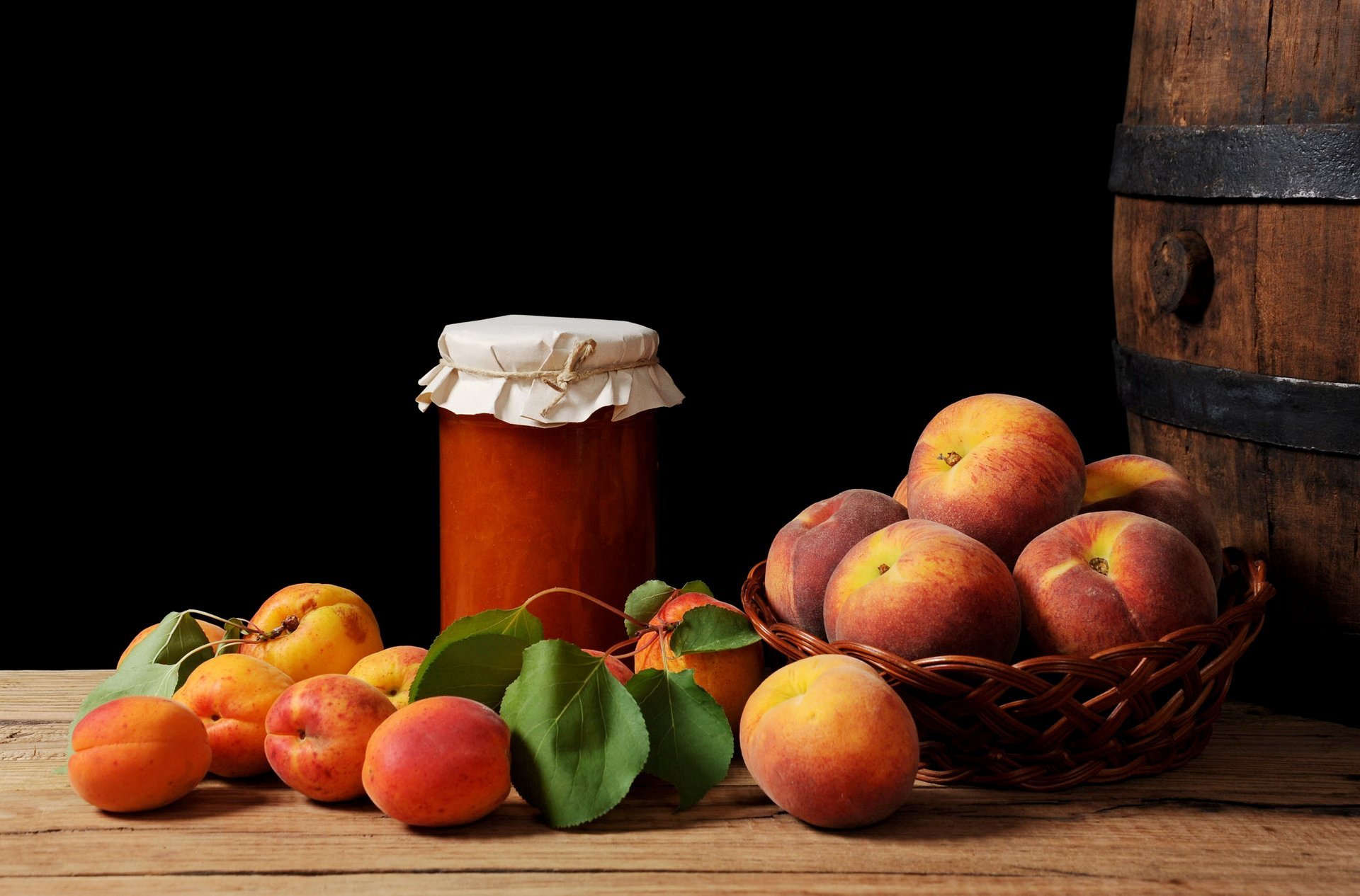 abricots pêches panier confiture nature morte