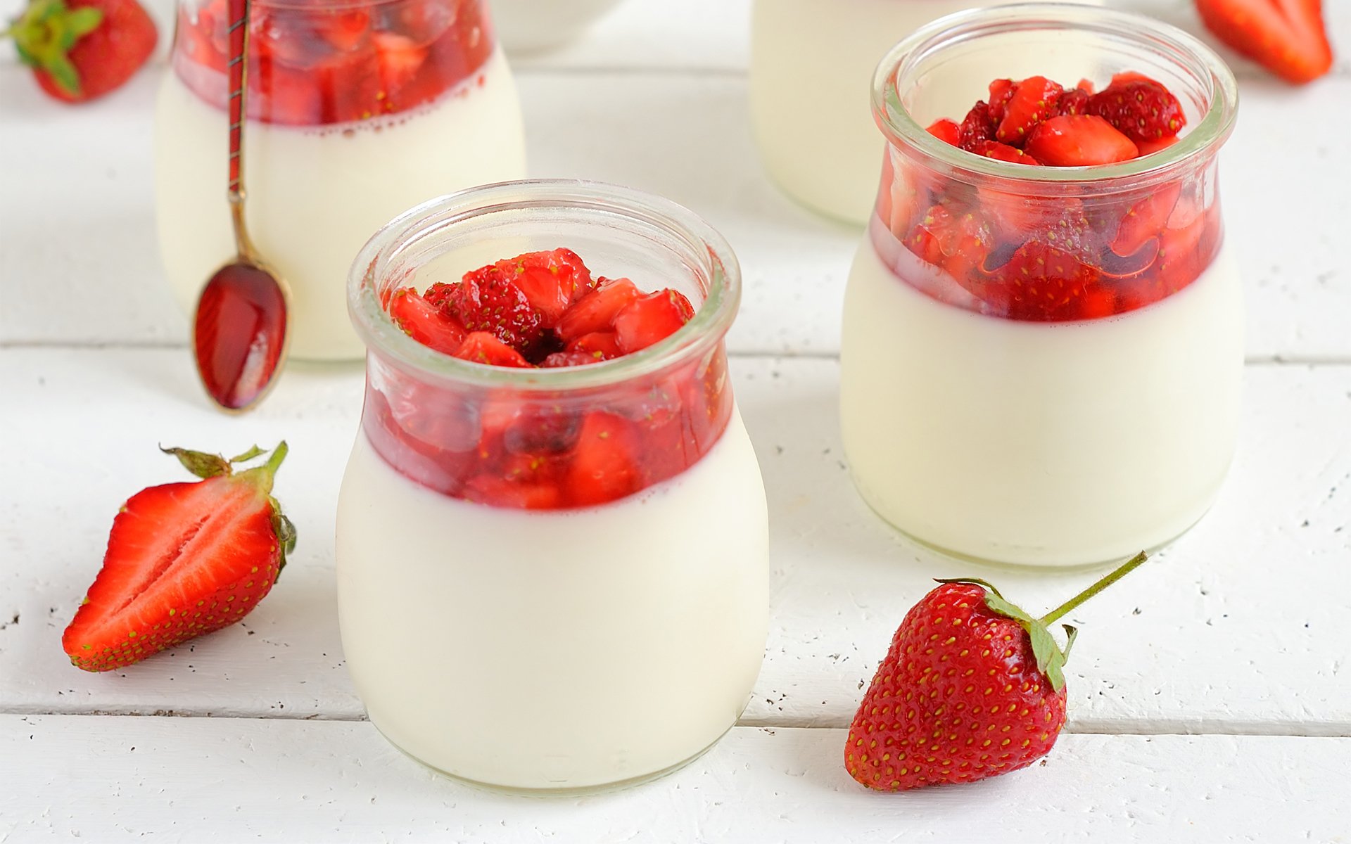 panna cotta dessert sucré crème fraise cuillère verres