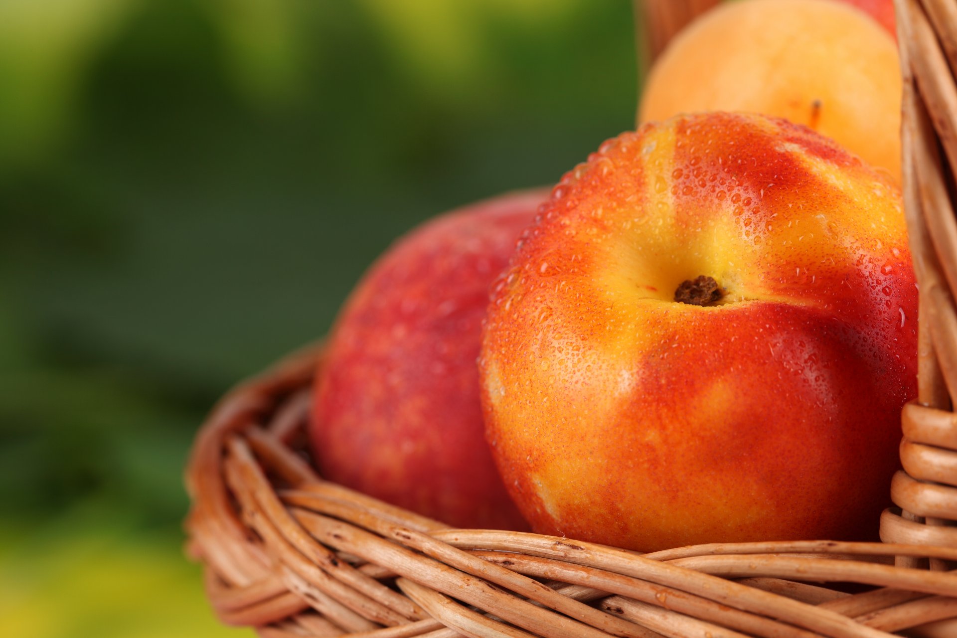 pêches nectarine abricots fruits gros plan gouttes panier